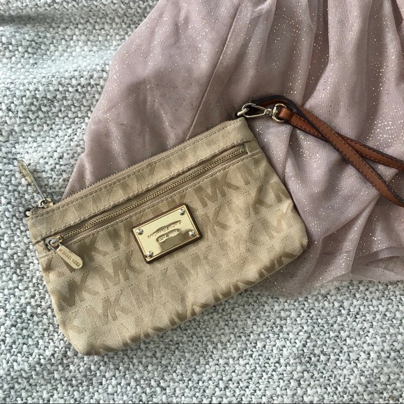 Michael Kors Handbags - Michael Kors Jet Set Large Wristlet